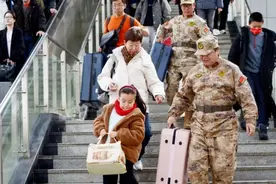 助力铁路春运服务 静安区民兵在行动图片