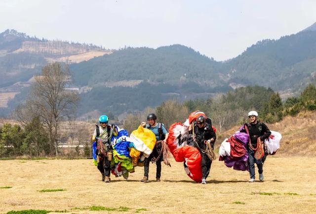 滑翔伞失控后，城市中产从「旷野」坠落