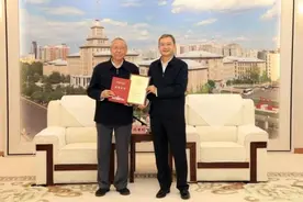 一条裤子穿30年，“90后”院士却捐了300万元图片