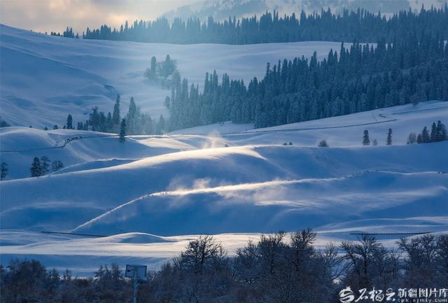 新疆是个好地方丨“冰雪+”跨界融合，激活新疆冬日消费新图景