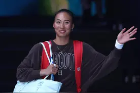 开门红！澳网表演赛郑钦文2:0轻取斯维托丽娜，新赛季能否圆梦首个大满贯赛冠军？图片