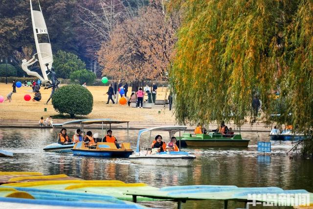 冬日暖阳映照，游人惬意泛舟