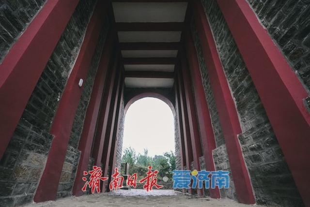一年四季 泉在济南丨千年雄关展英姿，齐长城锦阳关段雨中如“巨龙蛰伏”