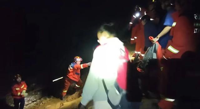 深夜突发！5名游客在无锡山里…
