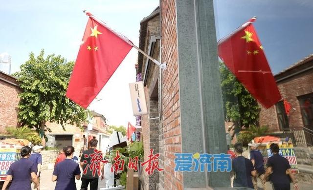 国庆假期首日 红旗飘扬映老街