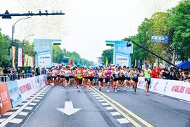 感受“人在画中跑”，2025杭州富阳半程马拉松鸣枪开跑图片