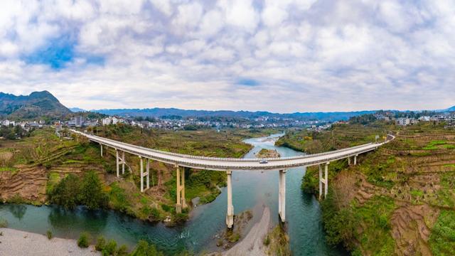 三桥跨时代 一河阅古今——纳雍总溪河与桥的故事