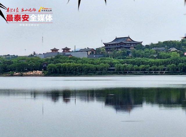 初秋天平湖：水墨画卷入眼来