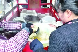 “她是我的眼睛，我是她的耳朵”  残疾夫妻的“豆腐人生”图片