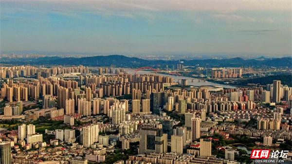 一江碧水穿城过，两岸风华尽揽——这是株洲独有的浪漫拼图