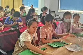 新港街道远洋心里社区：小小红军包 缝满爱国情图片