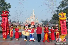 锦绣中国年｜米奇、米妮携木须龙瑞狮点睛 喜迎中国农历龙年新春图片