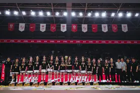 这支高中女篮6年4冠，“撑伞人”韩旭已成后辈榜样图片