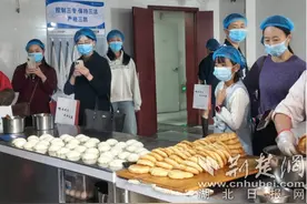 大冶实验高中邀请161名家长“探访”学校食堂图片