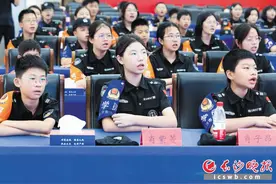 长沙公安举办“少年警校”培训班，中小学生学习防卫技巧、法律知识等图片