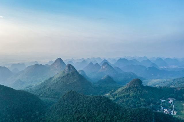山水朦胧景如画