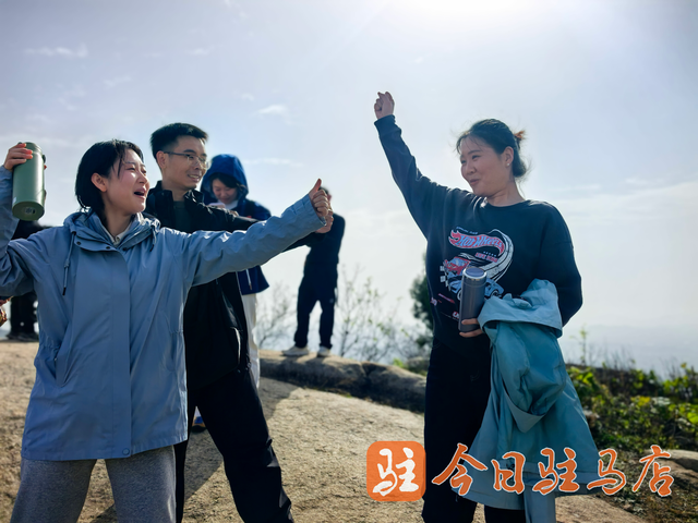 登山显毅力 再攀新高峰 驻马店日报社举行庆祝第26个中国记者节登山比赛