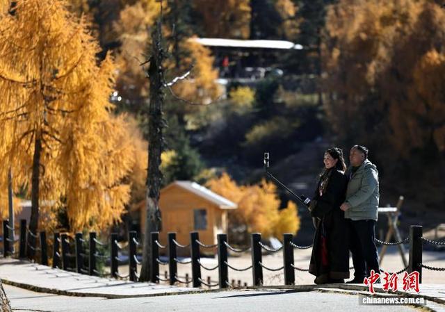 四川甘孜州木格措景区秋景如画