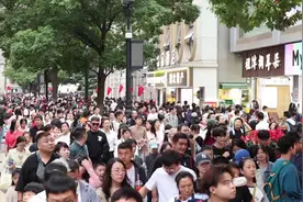 国庆假期首日 武汉江汉路步行街游人如织图片