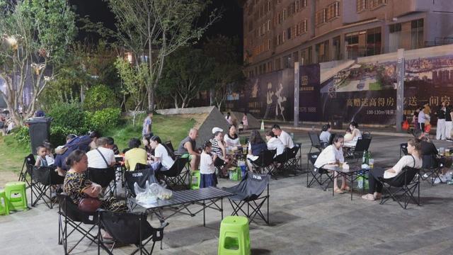 串起“吃住行游购娱”全链条 紫云的夜晚会“留人”