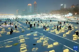 哈尔滨：松花江上“冰光秀场”引客来图片