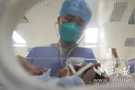 婴儿臀部长出“怪物瘤”腹泻大便流不停 医生化身“超级奶爸” 7天守夜图片