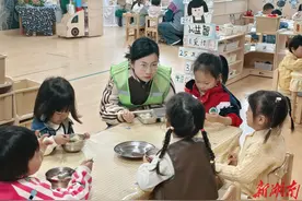 澧县锦绣翊武幼儿园开展家长陪餐活动图片