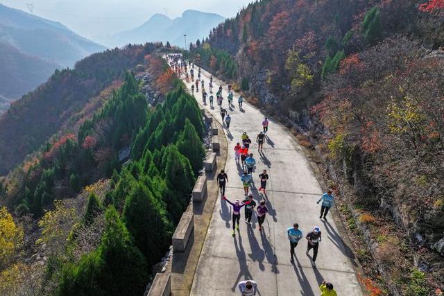 漫山红中千人竞逐！济南“一城山色·登山打卡”暨垛庄百峪大顶登山嘉年华成功举办