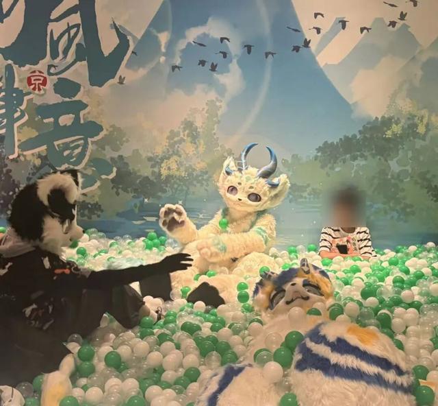 披上「兽装」的年轻人，享受不露脸的社交