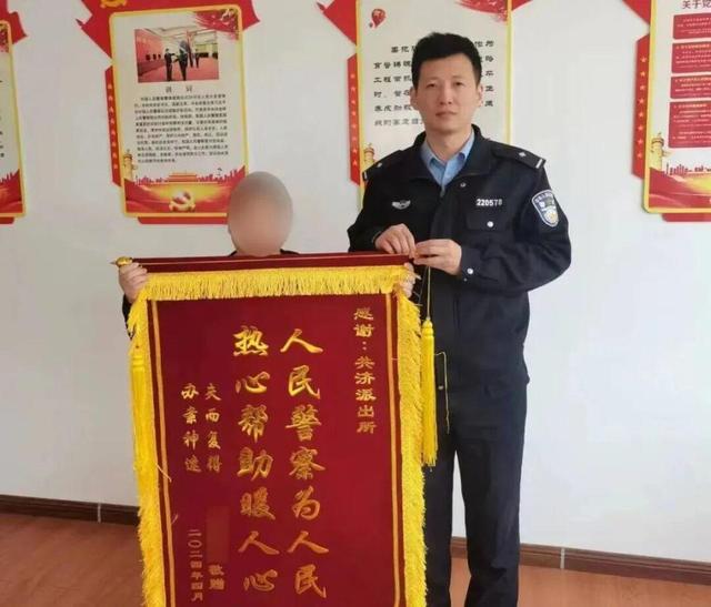 辽宁一民警遭嫌疑人激烈反抗，被车辆拖行百余米，不顾受伤驾车追击5公里！抓捕视频曝光