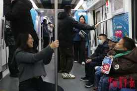 北京地铁3号线正式开通首日 沿途各站点成热门打卡处图片