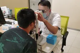 化学品溅入眼内出现灼伤 医生提醒：及时用大量清水反复冲洗图片