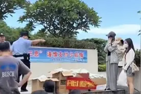 女生多拿筷子被斥盗窃后续来了：她在食堂外免费发1万双筷子，教育局回应图片