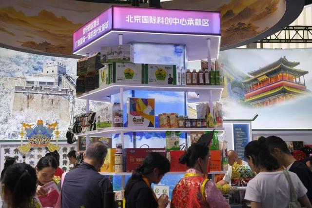 服贸会昌平展区人气足：凤冠冰箱贴断货 小诺机器人互动忙
