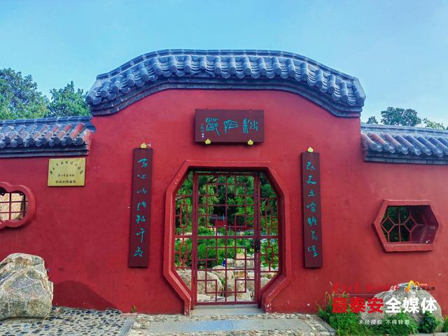 虎山公园楹联：笔墨融山水 一联一景见泰山