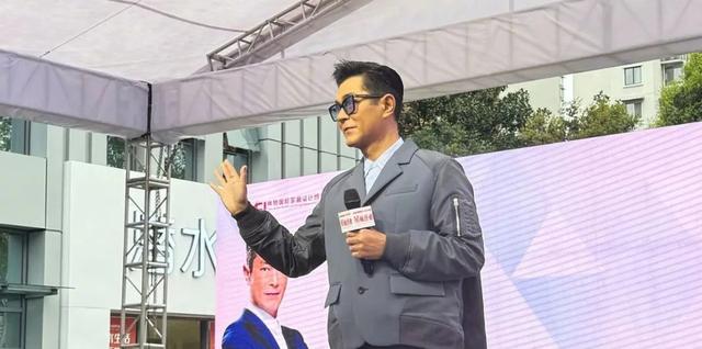 古天乐回应“不用智能手机”传闻：我其实真不想用，但电视台不支持旧设备了，已经用了七八年，主要用来上网看新闻，还会看占卜