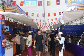 第二十五届西双版纳边境贸易旅游交易会启幕图片