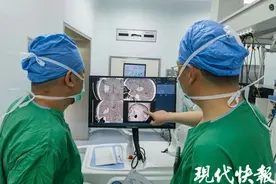 机器人“打辅助”！手术室内上演精准“绣花”术图片