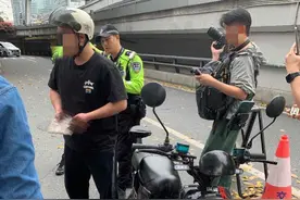 广州“电鸡”查车现场：1小时扣十多辆，有的挂假“豹子”牌图片