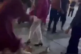 武汉警方回应跳广场舞大爷大妈殴打年轻人：正在调查核实图片