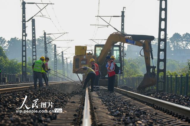 贵州贵阳：沪昆铁路贵州段大修集中修施工全面启动