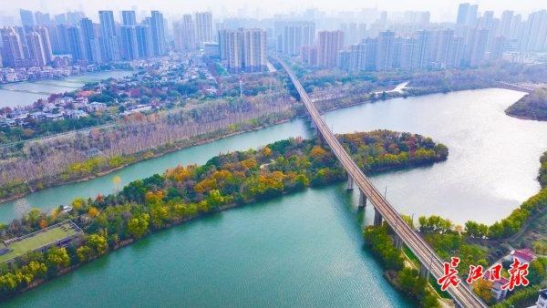 高铁穿越黄塘湖，城市风景美如画