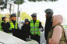 城关交警1天查获各类非机动车违法行为100余起图片