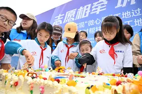 实现“微心愿” 工地迎“六一”图片