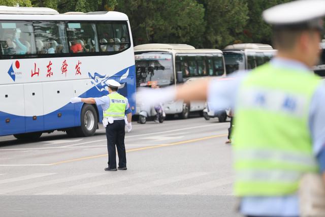 泰安交警：警徽闪耀登山路 疏堵保畅护平安