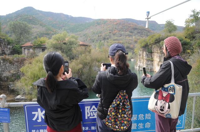 山东淄川：秋染山间斑斓彩