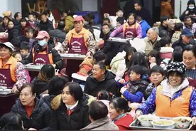 韶关乐昌：热闹团圆饭，村民乐开怀图片