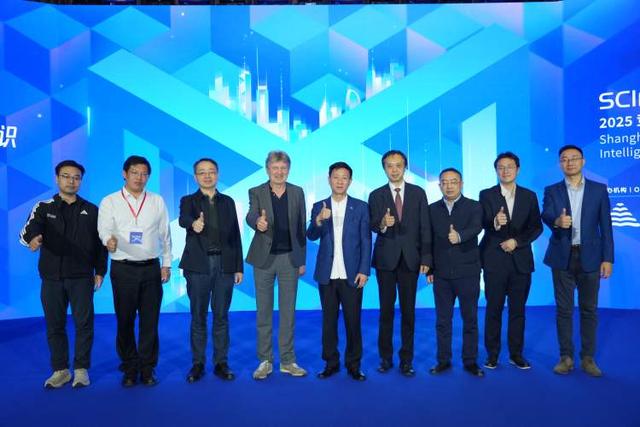 2025竞争情报上海论坛在上图举办：专家学者与业内人士聚焦人工智能，共话未来城市创新突破