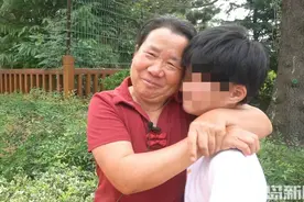 儿童福利院里的团圆！寄养家长来陪孩子，小礼物塞满行李图片