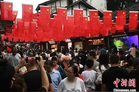 火爆的中秋国庆假期，8.26亿人次出游，花了7534.3亿元图片